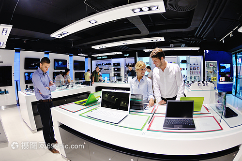 人們消費電子零售商店看最新的筆記本電腦電視照片相機購買